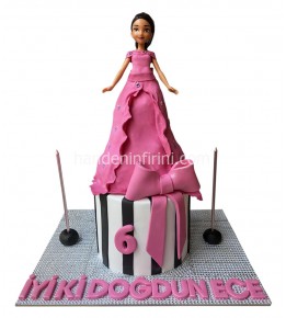 Barbie Bebek Oyuncaklı Pasta